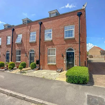 Rent this 4 bed townhouse on Vincent Road in Scartho, DN33 3SF