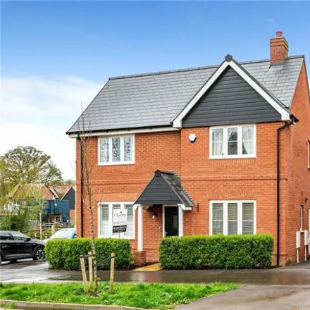 Buy this 4 bed house on Braxells Road in Hedge End, SO32 2RX