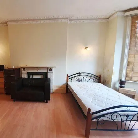 Image 4 - 40 Longley Road, London, SW17 9LH, United Kingdom - Room for rent