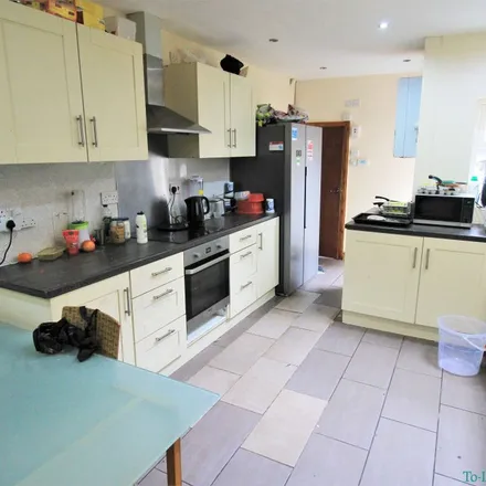 Rent this 6 bed apartment on Raddlebarn Court in 5 Raddlebarn Road, Selly Oak