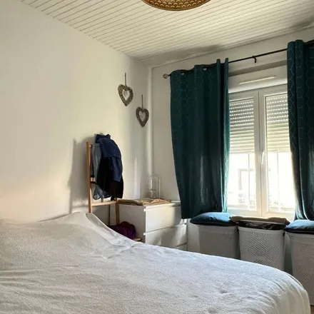 Rent this 3 bed apartment on Agence Immobilière Square Habitat Meyzieu in Rue de la République, 69740 Genas