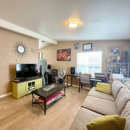 Image 9 - 327 West Wilson Street, Thurin, Costa Mesa, CA 92627, USA - Apartment for sale