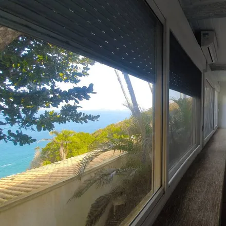 Rent this studio house on Estrada Velha in Praia das Caravelas, RJ