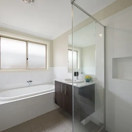 Image 1 - Golden Whistler Avenue, Aberglasslyn NSW 2320, Australia - Apartment for rent