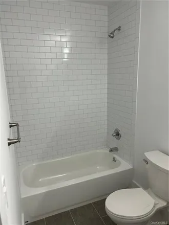 Image 4 - 2518 Hollers Avenue, New York, NY 10475, USA - House for rent