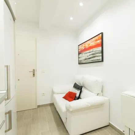Image 5 - Calle de Pinilla del Valle, 28002 Madrid, Spain - Apartment for rent