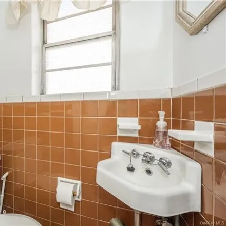 Image 5 - 2423 Woodhull Avenue, New York, NY 10469, USA - House for sale