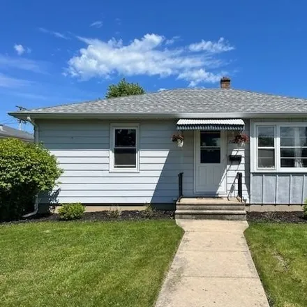 Buy this 3 bed house on 7847 32nd Avenue in Kenosha, WI 53142