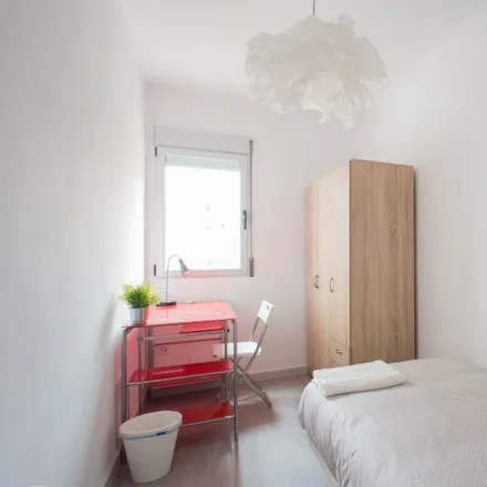 Rent this 4 bed room on Trasteros Kubico in Carrer de Benicarló, 40