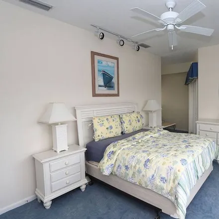 Rent this 3 bed house on Longboat Key in FL, 34228