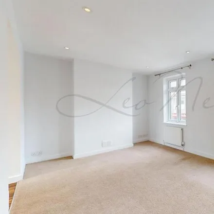 Image 7 - Poundstretcher, Cherrydown Avenue, London, E4 8DP, United Kingdom - Apartment for rent