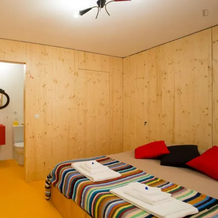 Rent this 3 bed room on Hotel Vila Galé Ribeira Porto in Cais das Pedras, 4150-603 Porto