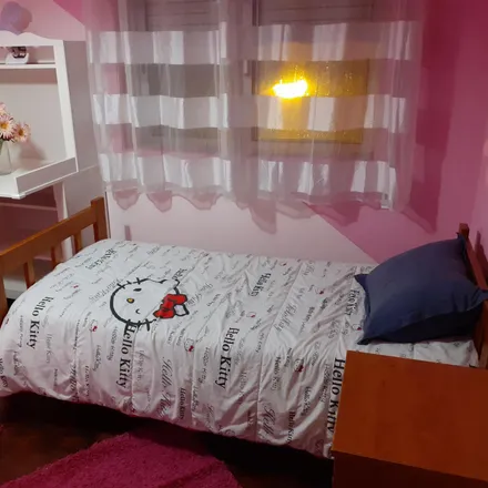 Rent this 3 bed room on Travessa da Barrosa in 4400-112 Vila Nova de Gaia, Portugal