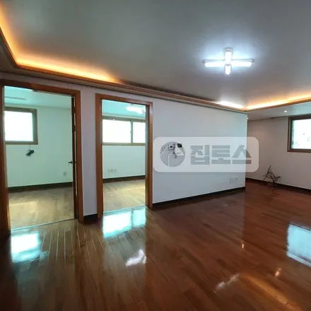 Rent this 3 bed apartment on 서울특별시 송파구 송파동 86-20