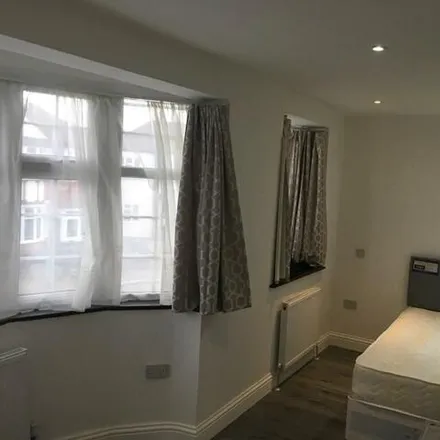 Image 9 - Aintree Crescent, London, IG6 2HD, United Kingdom - House for rent