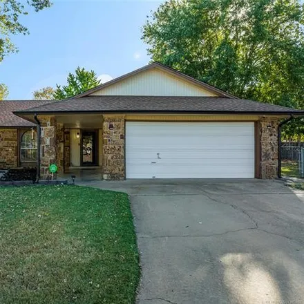 Buy this 3 bed house on 4117 South Date Avenue in Broken Arrow, OK 74011