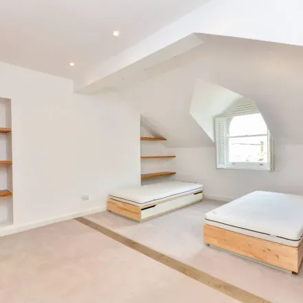 Image 4 - Spring Path, London, NW3 5LS, United Kingdom - Apartment for rent