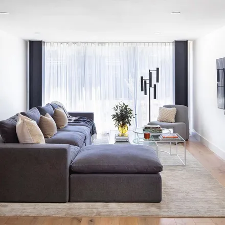 Rent this 6 bed apartment on Beverly & Wilton in Beverly Boulevard, Los Angeles