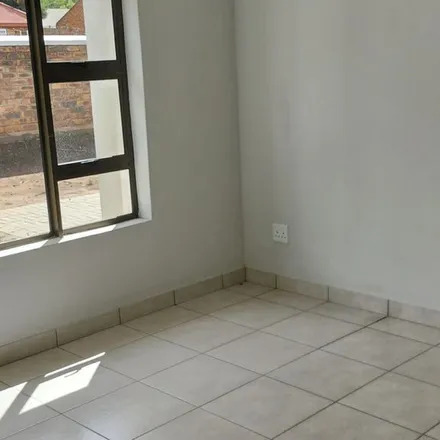 Image 2 - Andries Pretorius Street, Navalsig, Bloemfontein, 9300, South Africa - Townhouse for rent