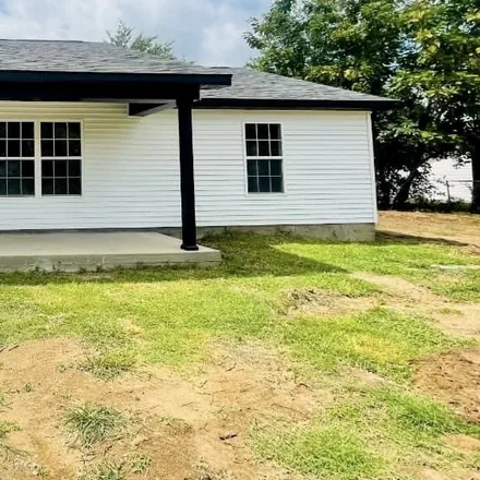 Buy this 3 bed house on 203 Selma Street in Sikeston, MO 63801