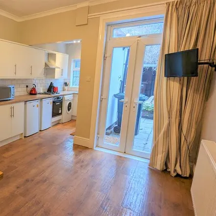 Image 5 - Tapton Bank, Sheffield, S10 5GG, United Kingdom - Townhouse for rent