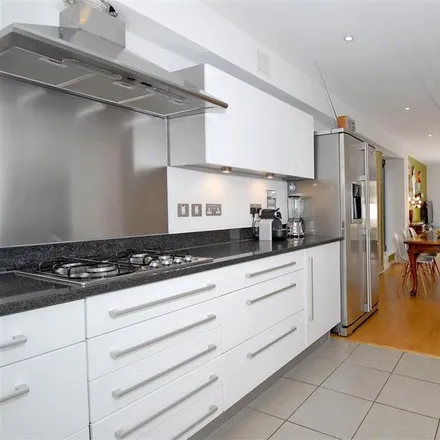 Image 2 - 8 Whitelands Crescent, London, SW18 5QY, United Kingdom - Duplex for rent