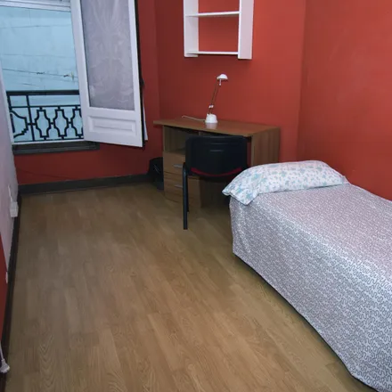 Rent this 12 bed room on Wok Garden in Gran Vía, 64