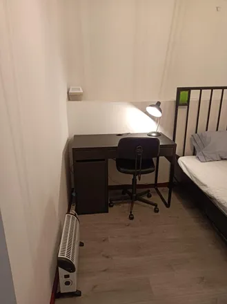 Rent this 8 bed room on Rua Nove de Abril in Porto, Portugal