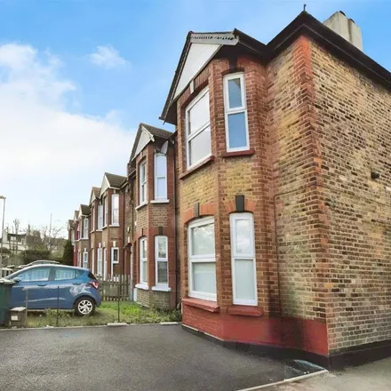 Rent this 3 bed house on Squires Lane in London, N3 2FA