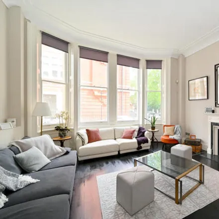 Rent this 3 bed apartment on 38 Cadogan Square in London, SW1X 0JS