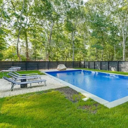 Rent this 4 bed house on 10 Walton Street in East Hampton, Springs