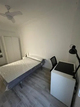 Rent this 3 bed room on Farmacia Llopis Gonzalez in Avinguda de la Malva-rosa, 106