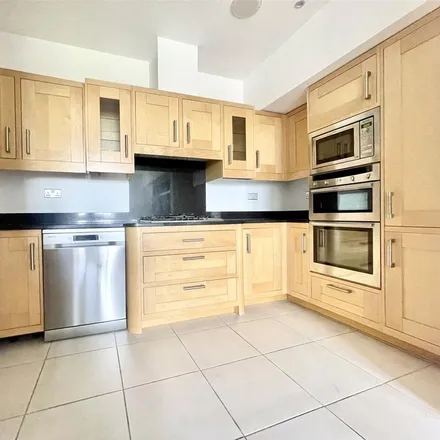 Image 3 - Camelot House, 53 Beech Hill, London, EN4 0JN, United Kingdom - Apartment for rent