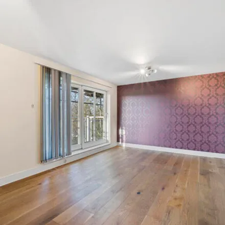 Image 3 - Greenview Drive, London, SW20 9DS, United Kingdom - Room for rent