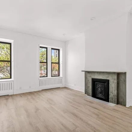 Rent this 4 bed townhouse on 124 Manhattan Avenue in New York, NY 10025