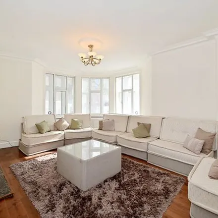 Rent this 3 bed apartment on Baker Street Station in Marylebone Road, London
