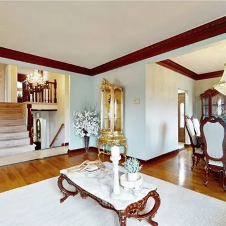 Image 4 - 28-03 208th Street, New York, NY 11360, USA - House for sale