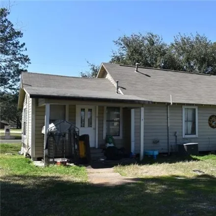 Image 2 - 611 8th Street, Winnie, TX 77665, USA - House for sale