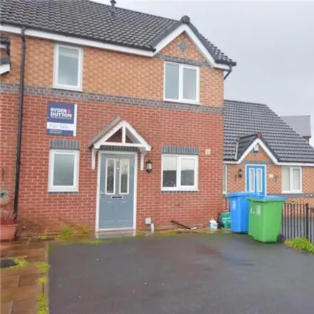 Buy this 3 bed townhouse on unnamed road in Middleton, M24 4NB