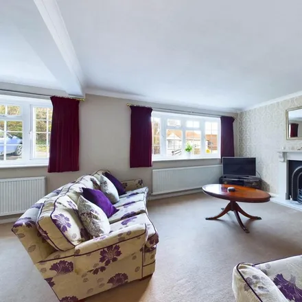 Image 5 - Stanley Road, High Wycombe, HP12 4BZ, United Kingdom - House for rent