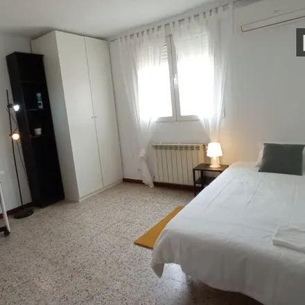 Rent this 5 bed room on Madrid in Calle del Poeta Blas de Otero, 48
