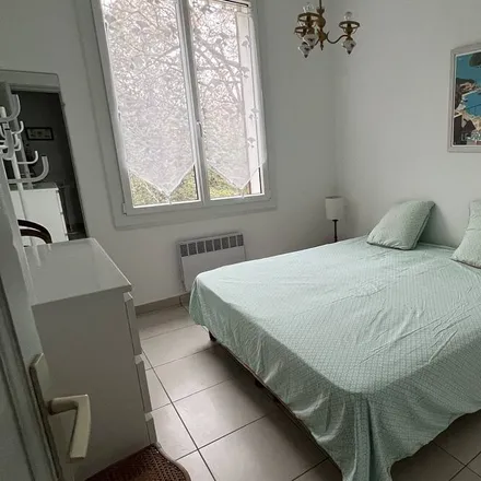 Rent this 3 bed house on Île-de-France in Chemin de la Carraire, 83220 Le Pradet