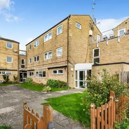 Buy this 2 bed apartment on unnamed road in Aylesbury, HP19 7QR