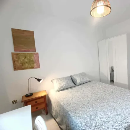 Rent this 4 bed room on Calle de la Sierra de Tornavacas in 13, 28031 Madrid