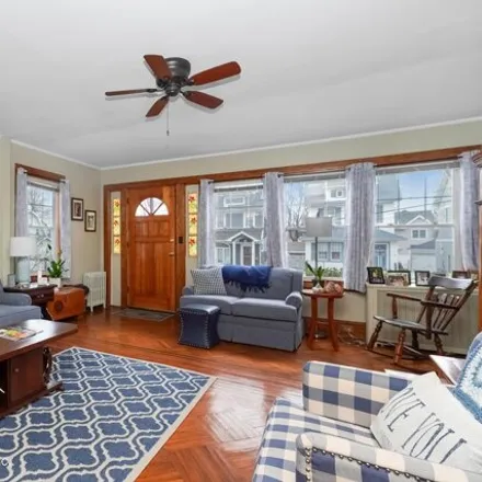 Image 4 - 18 Jones Place, New York, NY 10310, USA - House for sale