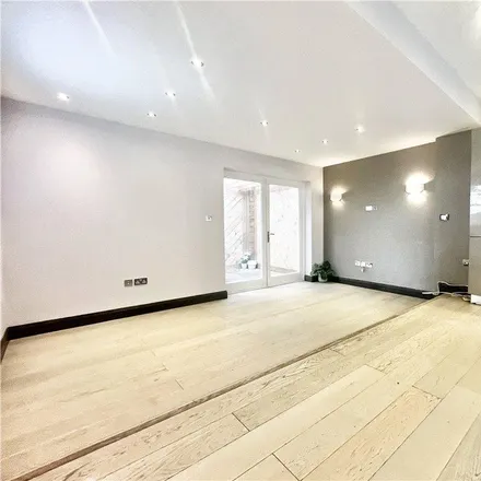 Image 2 - Beaumont House, Heath Road, London, TW1 4AF, United Kingdom - Townhouse for rent