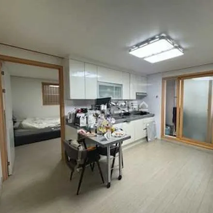 Rent this studio apartment on 서울특별시 송파구 삼전동 67-17