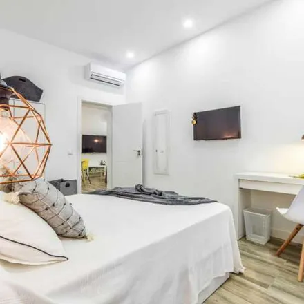 Rent this 1 bed apartment on Perfumerías Padilla in Calle del Carmen, 7