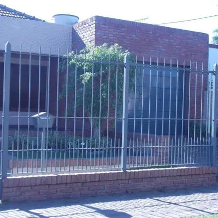 Buy this 2 bed house on Vicente Fidel López in Partido de Lomas de Zamora, B1834 GMJ Temperley