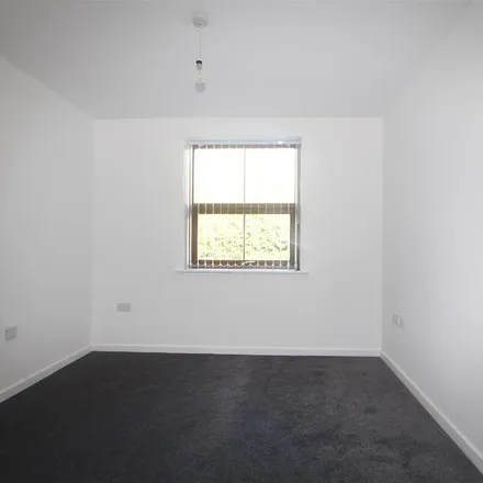 Image 6 - Petrel Close, Bradford, BD6 3YB, United Kingdom - Apartment for rent